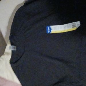 Gildan black u neck size Large tshirt